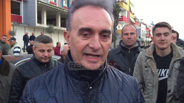 Report Tv - Fieri në protestë kundër qeverisë Rama, bllokojnë rrugën tek Prefektura