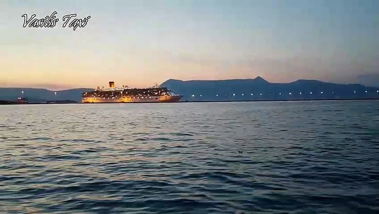 Κρουαζιερόπλοιο  στο λιμάνι της Κέρκυρας το βράδυ