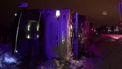 Bayburt'ta Yolcu Otobüsü Şarampole Devrildi