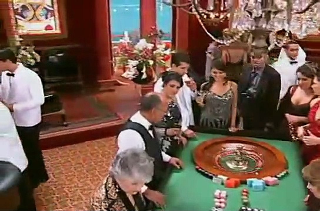 Chico Anysio O personagem Justo Veríssimo, que é um político, apronta em um cassino_360p