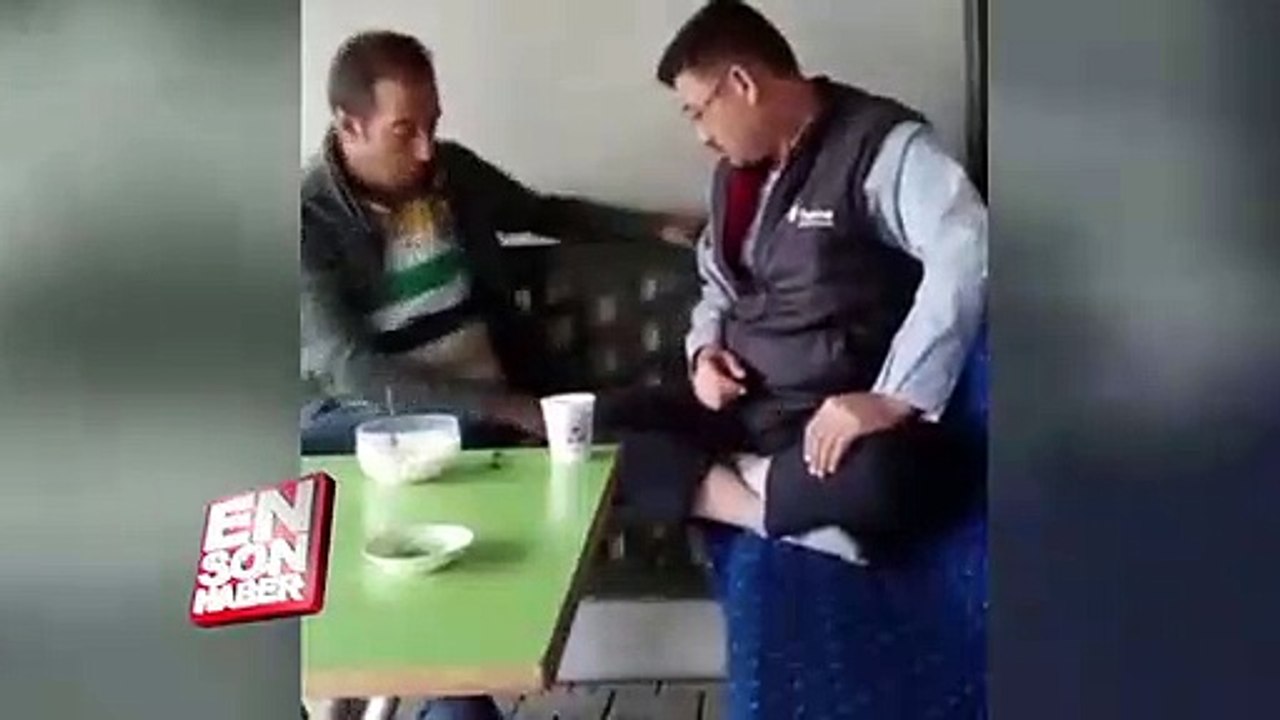 Yılana tiki olan adama yılan şakası