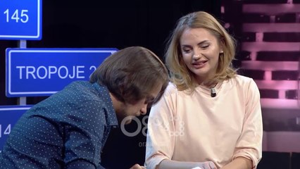 Mos i fol shoferit - Ups! Mësoni si të "gjuani" një djalë në bibliotekë