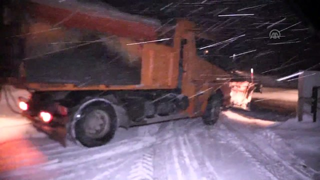 Erzincan'da ulaşıma kar ve tipi engeli