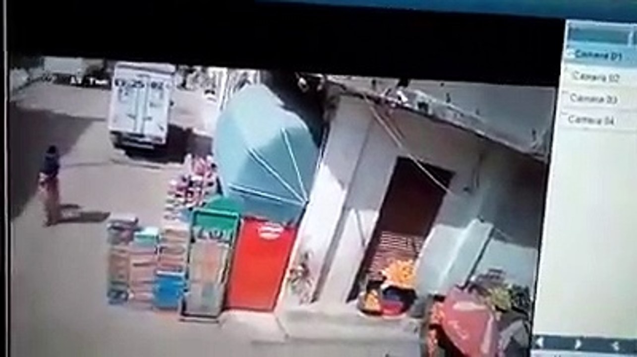 فيديو محزن.. سيدة "تهبد" رضيعها على الأرض فى أسيوط