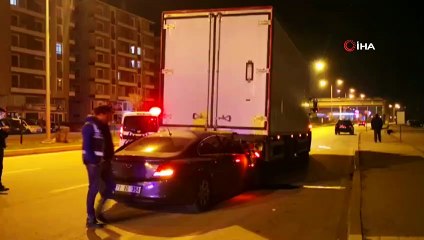 Otomobil TIR'a ok gibi saplandı : 2'si ağır 4 yaralı