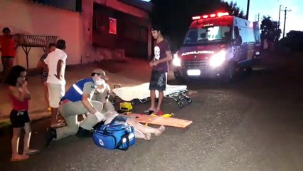 Homem acelera carro e mulher acaba caindo do veículo