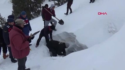 Konya Yaz Gününde Serinlemek İçin Mağaraya Kar Depoladılar