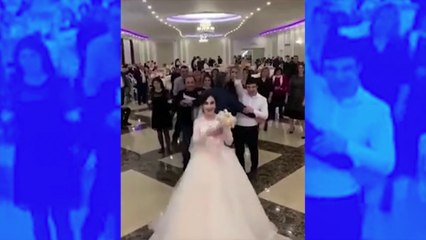 Deux femmes se battent violemment pour le bouquet de la mariée