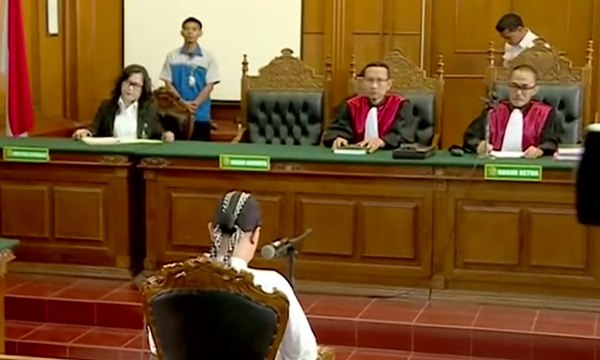 Selebritas Senior Jenguk Ahmad Dhani di Rutan Medaeng