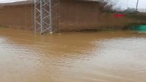 Mardin Kızıltepe'de Sağanak Sele Dönüştü, Ev ve Tarım Arazilerini Su Bastı