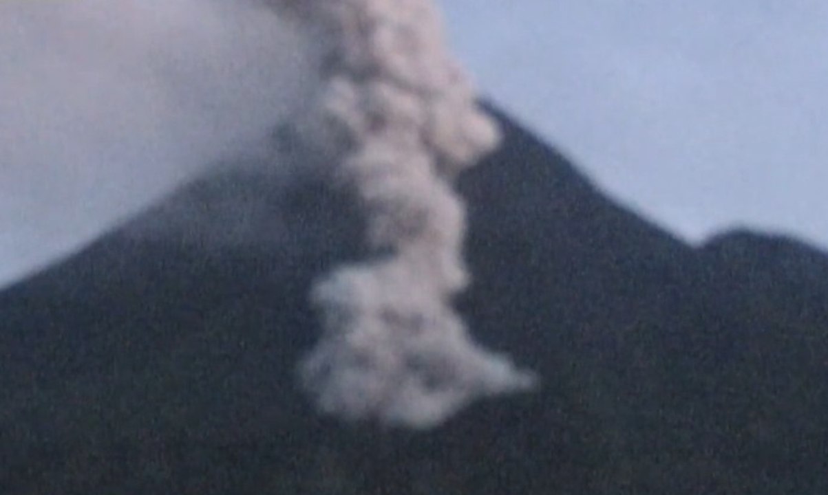 Gunung Merapi Luncurkan Awan Panas