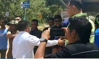 Descargar video: Dilarang Pantau Proses Evakuasi Longsor di Tambang Emas, Keluarga Korban Protes