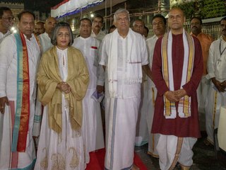 குடும்பத்துடன் ஏழுமலையானை தரிசித்தார் இலங்கை பிரதமர்