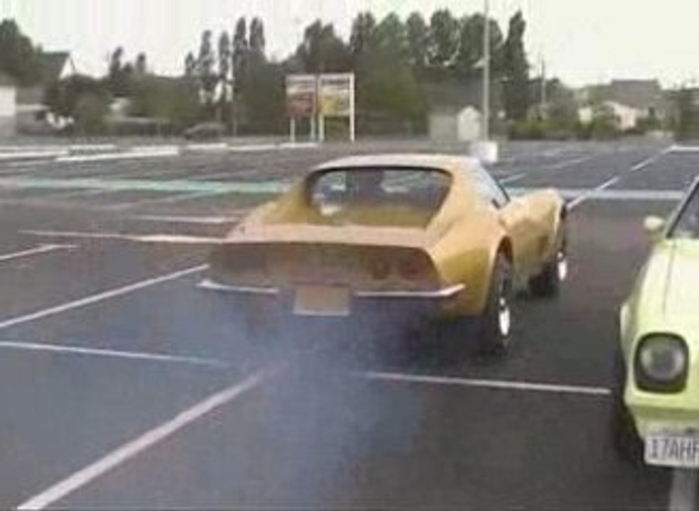 Plymouth Duster, Chevrolet Camaro et Corvette sur parking
