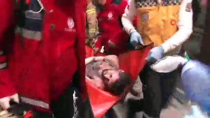 Beyoğlu'nda apartman yangını...Yangına müdahale devam ediyor