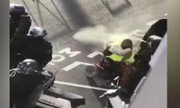 Polis, maskesini isteyen sarı yelekli 'engelli eylemciye' gaz sıktı