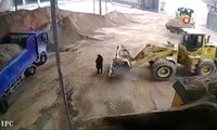 Çinli kadın buldozer kepçesiyle kumla beraber kamyona boşaltıldı