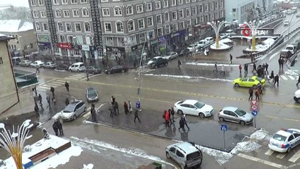 Kar yağışı ve soğuk havaya rağmen hayvancılık yaparak geçimini sağlamaya çalışıyorlar