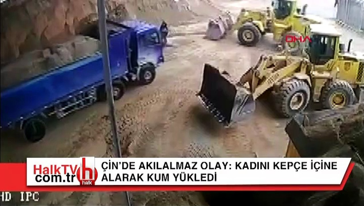 Çin'de akılalmaz olay: Kepçe içine kadını alarak kum yükledi