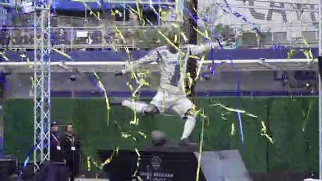 David Beckham recibe una estatua honorífica acompañado de su mujer