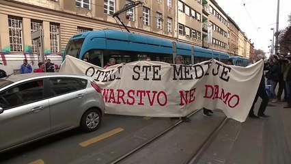 Οι δημοσιογράφοι στους δρόμους κατά της «βιομηχανίας αγωγών»