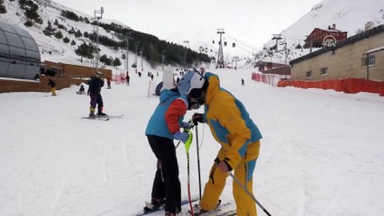 Karlı ve rüzgarlı havada kayak keyfi - ERZURUM