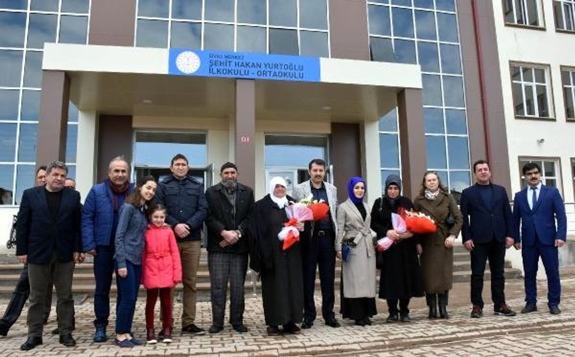 Şehit Annesi, Oğlunun İsmi Verilen Okulu Gözyaşları ile Gezdi