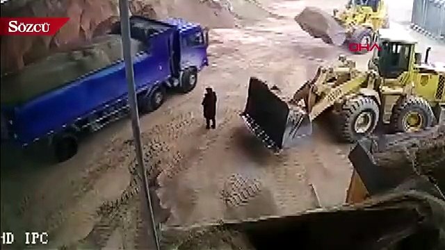 Kepçe operatörü, fark etmedi kadını kepçe içine alarak kum yükledi