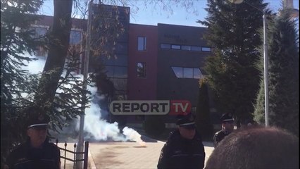 Report TV - PD protesta para Bashkisë së Maliqit, hidhen kapsollë dhe tymuese