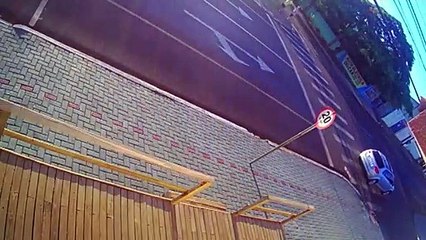 Poste é danificado após ser atingido por carro no Claudete