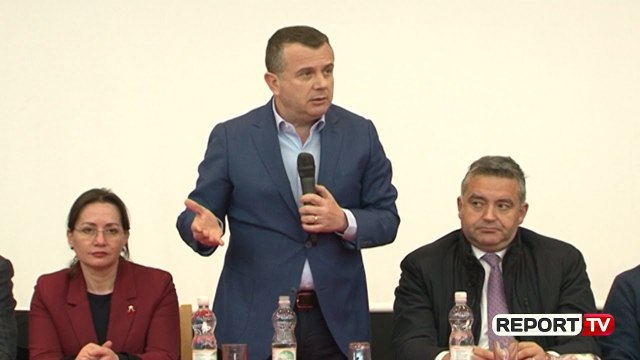 Report Tv - Balla: Të martën do ketë protestues huliganë, që do mblidhen në hyrje të Kuvendit
