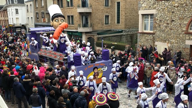 145e carnaval de Granville. Au cœur de la grande cavalcade