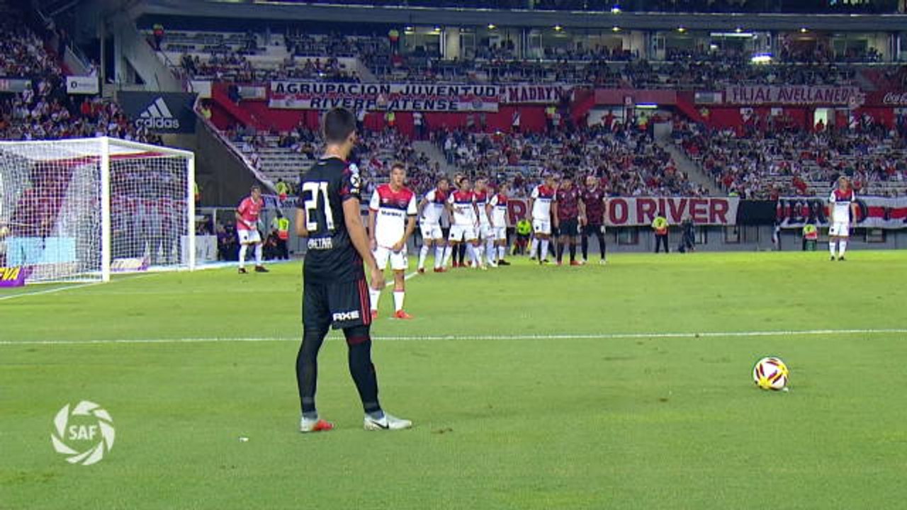 Argentine - Le coup franc plein de malice de Christian Ferreira pour River Plate