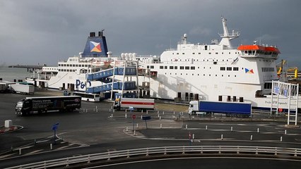 Menekültek másztak fel egy kompra Calais-nál