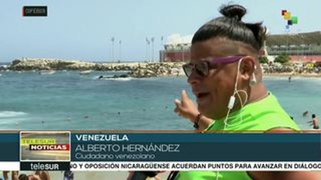 Venezolanos disfrutan de las playas en el carnaval pese a tensiones