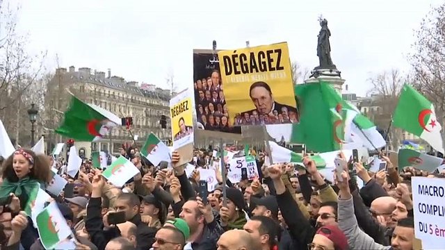 Manifestazioni contro Bouteflika anche a Parigi e Londra
