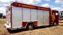 Corpo de Bombeiros é mobilizado para combater incêndio em colheitadeira