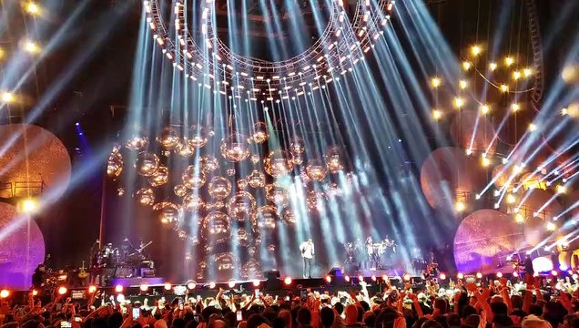 Léo Santana canta enquanto Ivete Sangalo troca de roupa no DVD - Live Experience