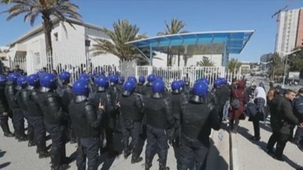 Buteflika presenta su candidatura a la reelección pese a las protestas