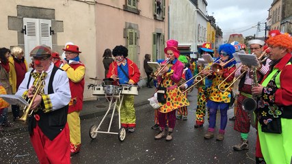 La folie douce du défilé s’empare de Douarnenez