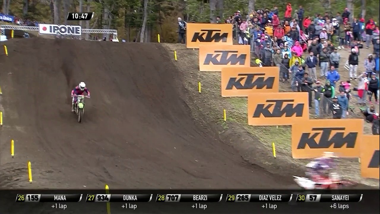 Henry Jacobi & Adam Sterry pass Tom Vialle - MX...