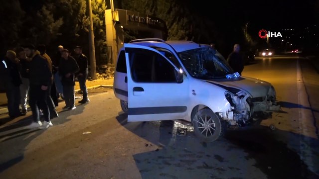 Kontrolden çıkan hafif ticari araç, önce duvara sonra elektrik direğine çarptı: 2 ağır yaralı