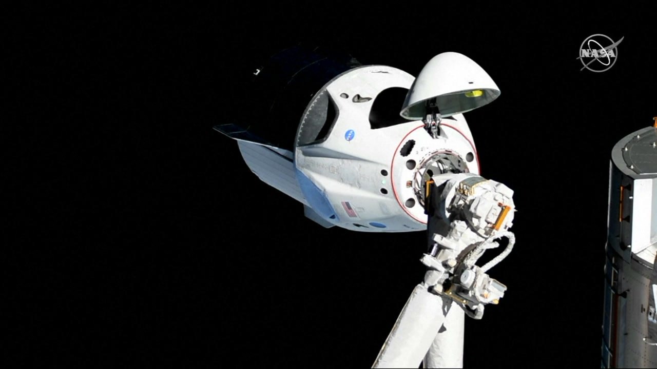 민간 우주선 '크루 드래곤' 도킹 성공...상업용 우주선 시대 눈앞 / YTN