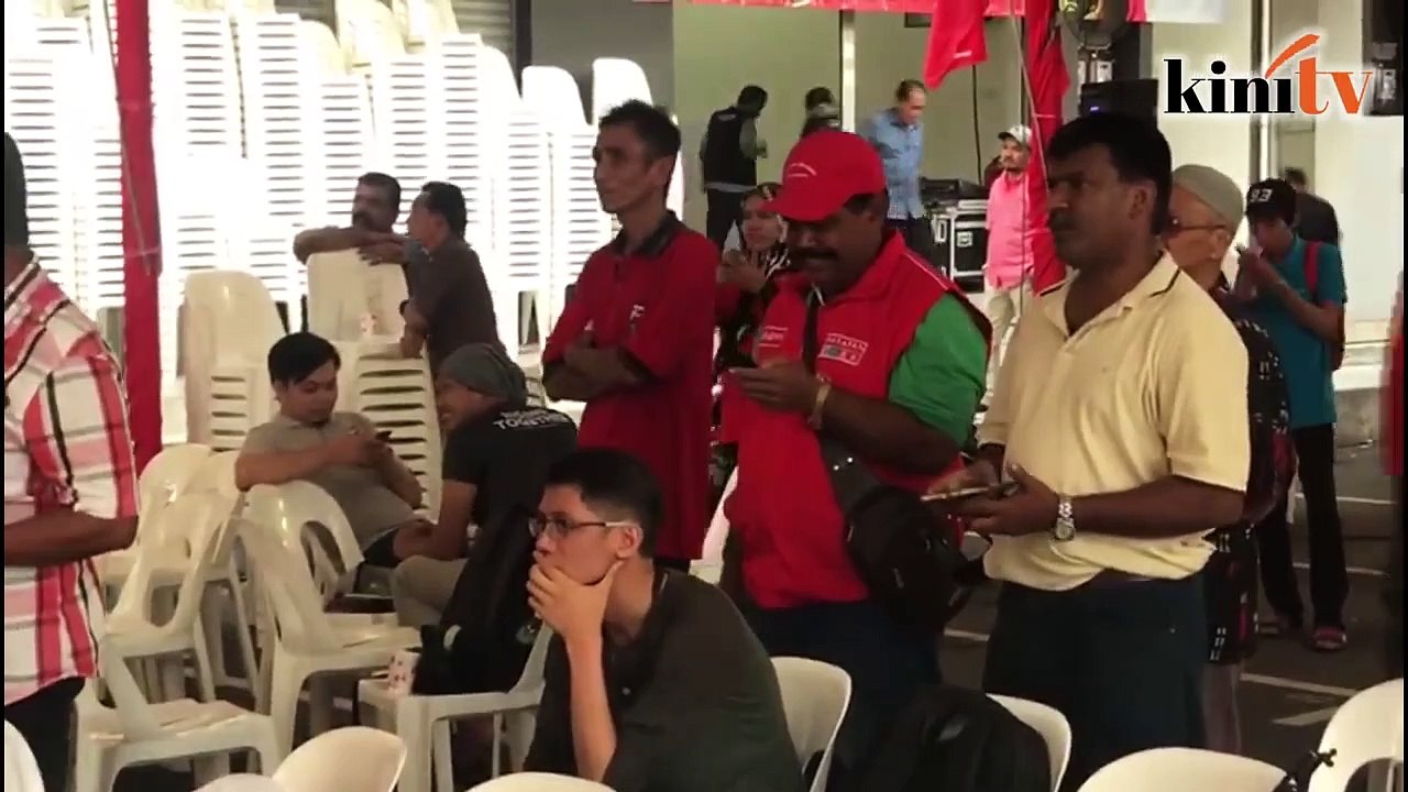 Harapan supporters wait nervously as BN leads