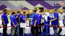 Tok Mat hugs Najib following BN's victory