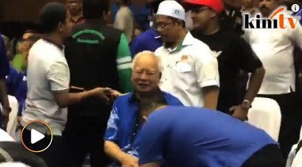 Télécharger la video: 'Bossku' tiba untuk sambut kemenangan BN