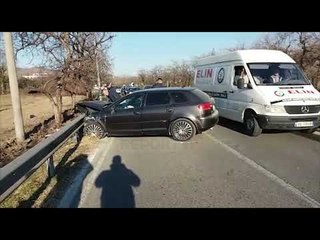 Report TV - Rinas/ Autoveturat përplasen 'kokë më kokë', tre të plagosur