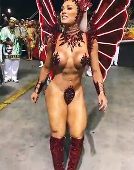 Juju Salimeni em câmera lenta durante desfile