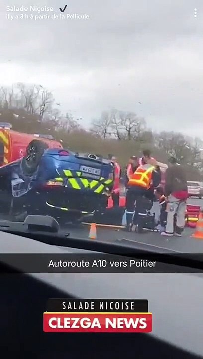 Une voiture des gendarmes termine sur le toit.