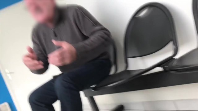 Un jeune homme se fait agresser par un papy raciste et homophobe chez le médecin